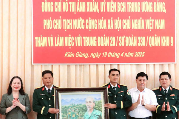 Phó Chủ tịch nước Võ Thị Ánh Xuân thăm, làm việc tại huyện Giang Thành (Kiên Giang) và Trung đoàn Bộ binh 20