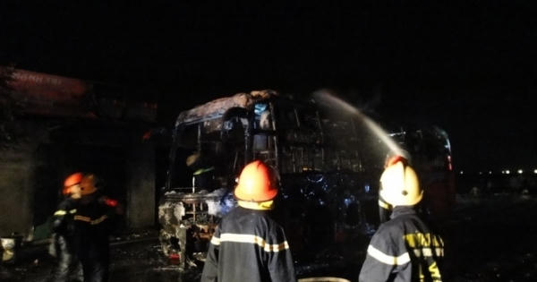 Hà Tĩnh: Xe khách bỗng dưng "bốc cháy" thiêu trụi mọi thứ