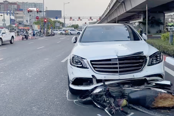 Vụ "xe điên" Mercedes gây tai nạn liên hoàn: Nữ tài xế có nhiều biểu hiện bất thường Vụ "xe điên" Mercedes gây tai nạn liên hoàn: Nữ tài xế có nhiều biểu hiện bất thường