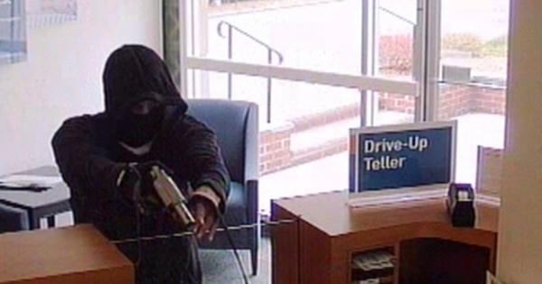 Điều tra vụ cầm súng bật lửa yêu cầu nhân viên ngân hàng giao tiền