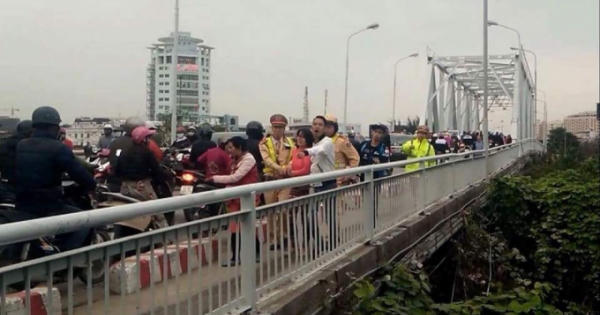 Hải Phòng: CSGT kịp thời giải cứu cô gái trẻ định nhảy cầu tự vẫn chiều mùng 8/3