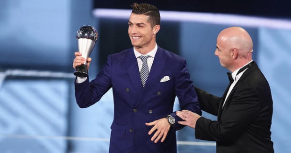 C.Ronaldo giành giải Cầu thủ hay nhất FIFA năm 2016 C.Ronaldo giành giải Cầu thủ hay nhất FIFA năm 2016