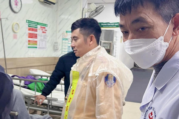 CSGT Hà Nội mở đường đưa bệnh nhân đột quỵ đến bệnh viện cấp cứu kịp thời