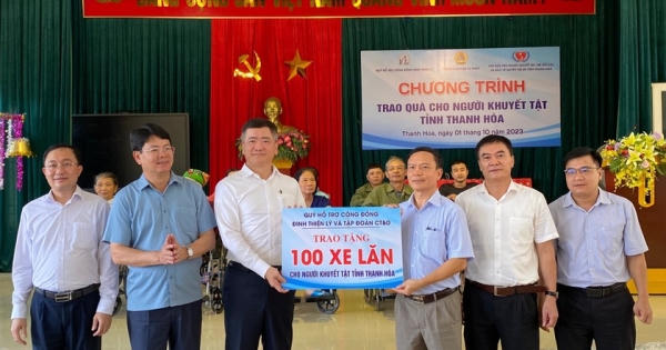 Bộ Tư pháp trao tặng xe lăn, nhà tình nghĩa và tủ sách pháp luật tại Thanh Hóa
