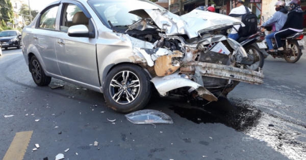 Taxi tông xe máy, 3 người tử vong, 4 người trọng thương trong đêm Taxi tông xe máy, 3 người tử vong, 4 người trọng thương trong đêm