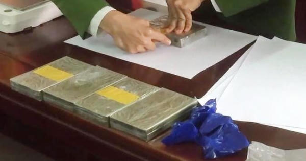 Bị “tóm” khi đang bán “hàng trắng”