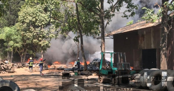 Bình Dương: Bãi chứa lốp ô tô rộng hàng ngàn m2 bốc cháy dữ dội