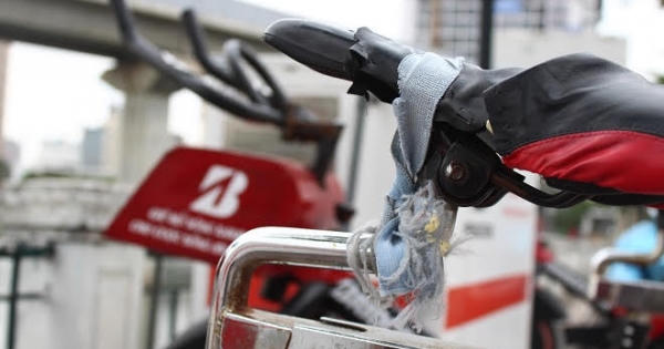 Xe đạp lọc nước trên hồ Hoàng Cầu mới đưa vào sử dụng đã hỏng