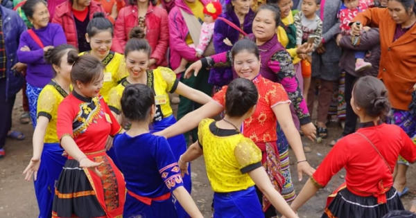 Nghệ An: Hàng vạn người nô nức trẩy hội Đền Vạn - Cửa Rào