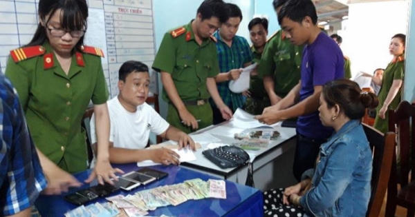 Bạc Liêu: Triệt phá sòng bạc, tạm giữ 11 đối tượng Bạc Liêu: Triệt phá sòng bạc, tạm giữ 11 đối tượng