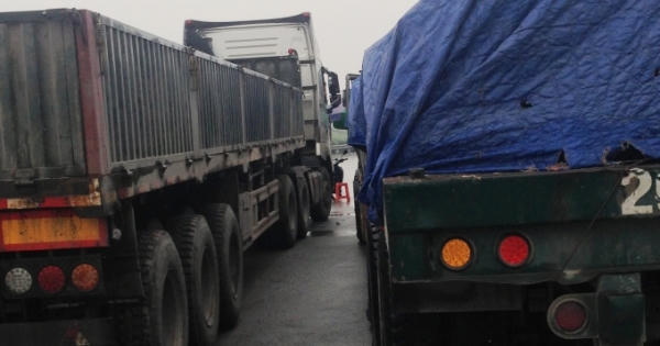 Hải Dương: Lái xe “cố thủ” chống đối lực lượng kiểm tra tải trọng