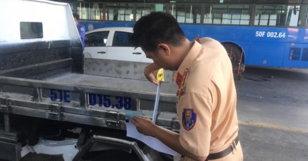 Cận cảnh CSGT hỗ trợ đăng kiểm tại TP HCM