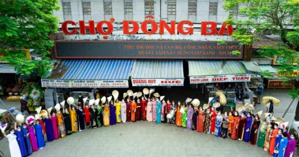 Huế: Tiểu thương chợ Đông Ba thướt tha trong tà áo dài đón khách