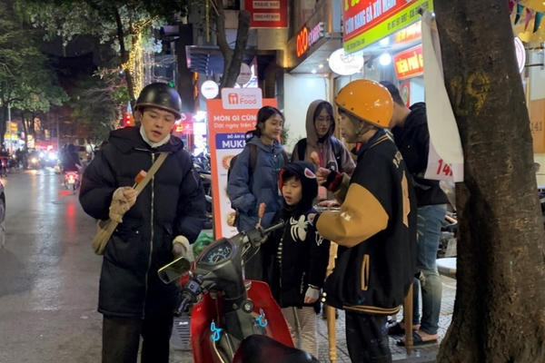 Lạp xưởng nướng đá – Mối nguy tiềm ẩn cho sức khỏe