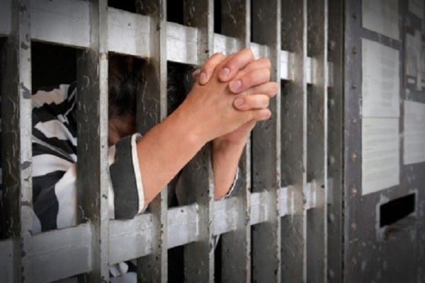 Phạm nhân đang chấp hành án, ai có quyền thăm nuôi?