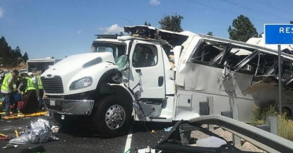 Lật xe khách, hơn 30 người thương vong