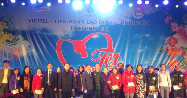 Phú Thọ: Gần 200 suất quà trao cho công nhân nghèo Phú Thọ: Gần 200 suất quà trao cho công nhân nghèo