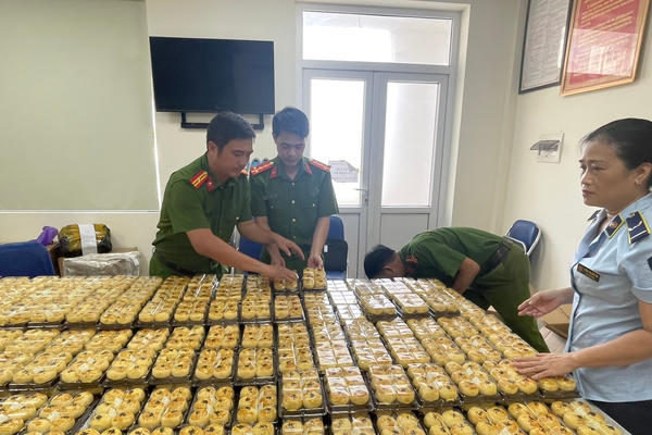 Công an quận Bắc Từ Liêm thu giữ gần 2.000 chiếc bánh trung thu không có nguồn gốc Công an quận Bắc Từ Liêm thu giữ gần 2.000 chiếc bánh trung thu không có nguồn gốc