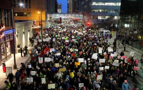 Hàng chục nghìn thị thực bị thu hồi do sắc lệnh của Trump Hàng chục nghìn thị thực bị thu hồi do sắc lệnh của Trump