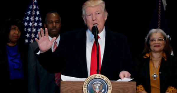 Donald Trump lần đầu tiên công khai lên án các hành vi bài Do thái