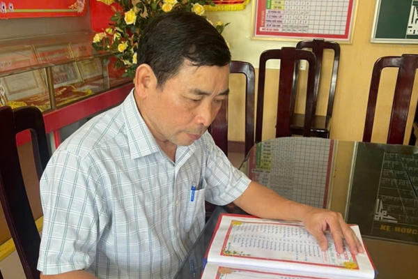 Người thầy quê lúa gần 40 năm chèo lái "con thuyền tri thức", chăm lo sự nghiệp “trồng người”