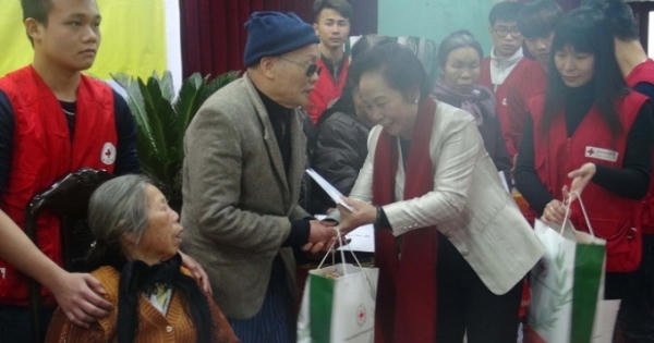 Phó Chủ tịch nước Nguyễn Thị Doan thăm và tặng quà tết tại Thái Bình Phó Chủ tịch nước Nguyễn Thị Doan thăm và tặng quà tết tại Thái Bình