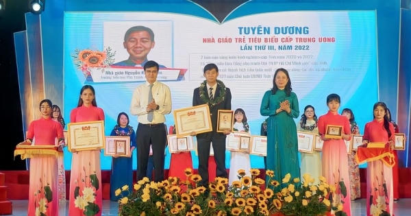 Vinh danh 100 nhà giáo có nhiều đóng góp vào sự nghiệp 'trồng người' Vinh danh 100 nhà giáo có nhiều đóng góp vào sự nghiệp 'trồng người'