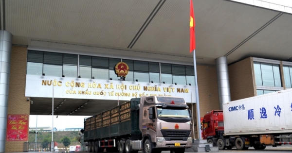 Chuyến xe hàng đầu tiên “xông đất” Cửa khẩu Kim Thành
