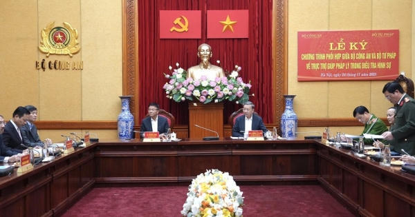 Bộ Công an và Bộ Tư pháp ký kết Chương trình phối hợp về trực trợ giúp pháp lý trong điều tra hình sự