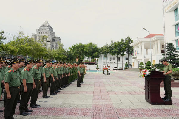 Phòng Tham mưu Công an tỉnh Bình Thuận đón nhận Cờ thi đua của Chính phủ