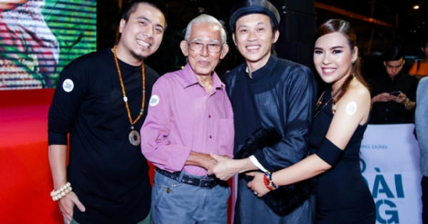 Danh hài Hoài Linh diện áo the khăn xếp thân thiết bên cha ruột đạo diễn Thanh Nhân