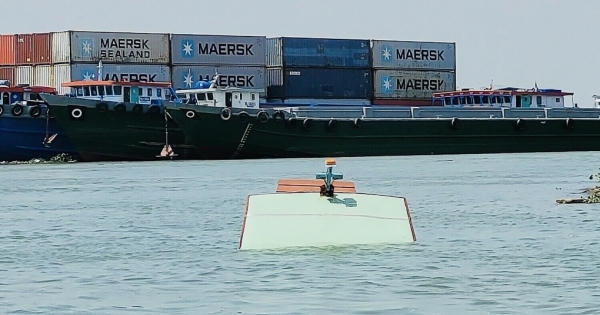 Lật thuyền trên sông Đồng Nai, 12 người rơi xuống sông, 1 người tử vong Lật thuyền trên sông Đồng Nai, 12 người rơi xuống sông, 1 người tử vong