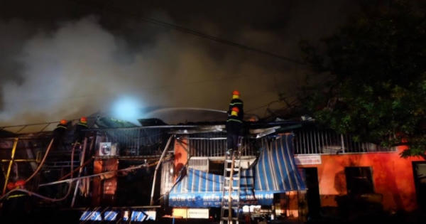 Hà Nội: Siêu thị Thành Đô bị thiêu trụi trong đêm mưa
