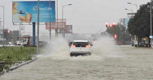 Mưa lớn kéo dài, thành phố Vinh ngập sâu