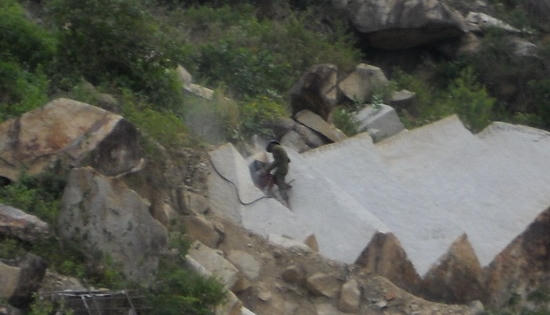 Bình Định: “Đá tặc” “xẻ thịt” núi Bà