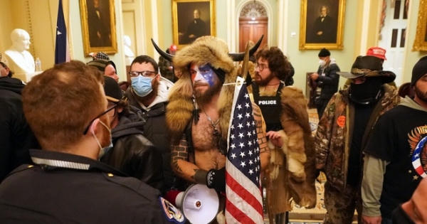 Vì sao Facebook, Twitter cùng khóa tài khoản ông Trump?
