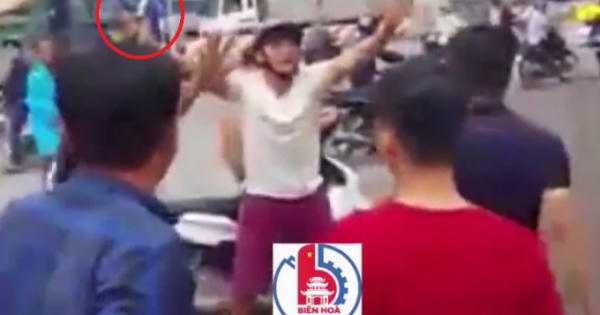 Thanh niên 'hổ báo' rút dao sau va chạm giao thông