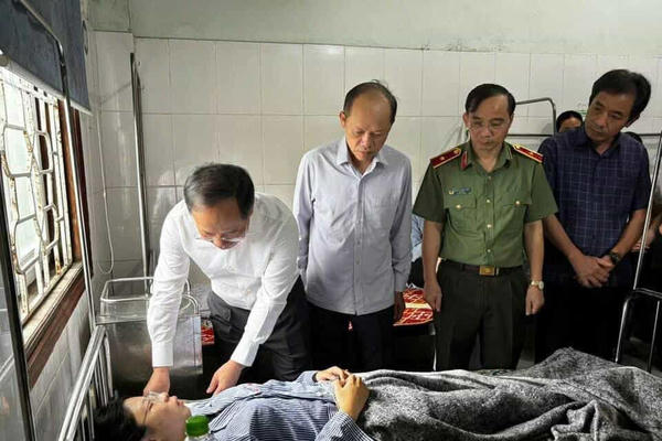Bí thư Tỉnh ủy Hà Tĩnh thăm nạn nhân vụ lật xe khách; chỉ đạo sớm điều tra, làm rõ nguyên nhân vụ tai nạn Bí thư Tỉnh ủy Hà Tĩnh thăm nạn nhân vụ lật xe khách; chỉ đạo sớm điều tra, làm rõ nguyên nhân vụ tai nạn