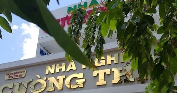 Bất ngờ cô giáo mầm non vào nhà nghỉ cùng trưởng phòng giáo dục để 'mượn tiền' Bất ngờ cô giáo mầm non vào nhà nghỉ cùng trưởng phòng giáo dục để 'mượn tiền'