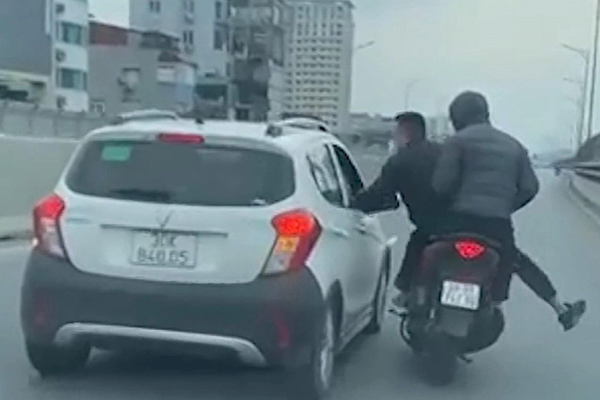 Cần xử lý nghiêm 2 thanh niên đi xe máy SH đánh người trên đường Vành đai 2