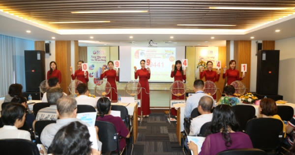 Khách hàng trúng thưởng căn hộ cao cấp trong chương trình "Trúng nhà sang - Vui Tết an khang"