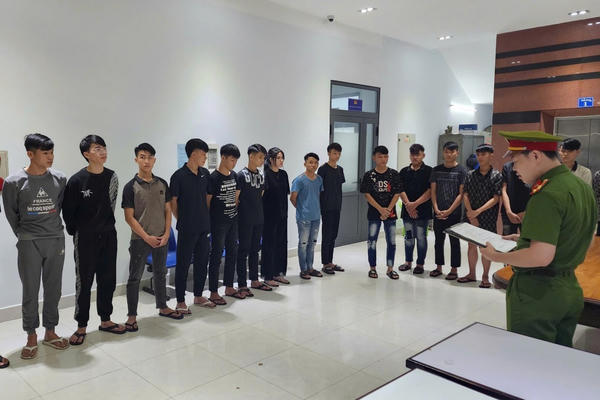 Hàng chục thanh thiếu niên ở Đà Nẵng bị bắt chỉ vì cái vẫy tay của người lạ Hàng chục thanh thiếu niên ở Đà Nẵng bị bắt chỉ vì cái vẫy tay của người lạ