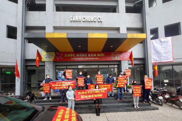 Cư dân Rice City Linh Đàm căng băng rôn đòi quyền lợi