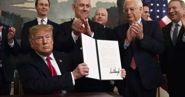 Tổng thống Trump ký sắc lệnh làm rung chuyển Trung Đông