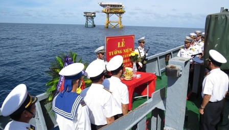 Quà tết vượt biển khơi đến nhà giàn DK1