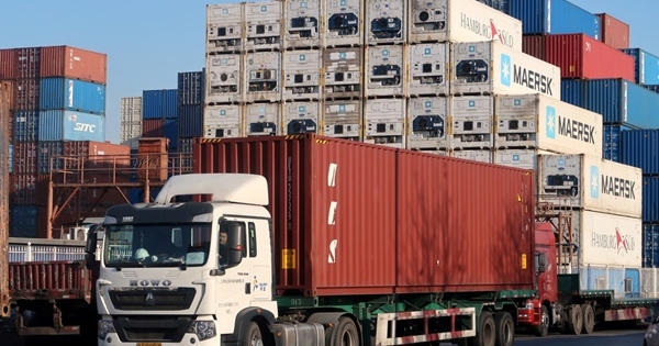 Phí chở hàng trên trời và "cơn ác mộng" vận chuyển toàn cầu