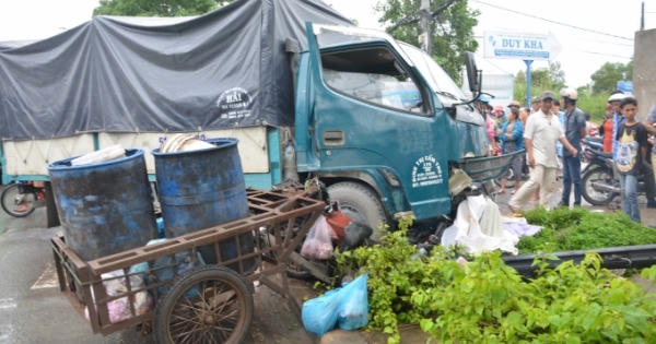 TP HCM: Xe tải gây tai nạn liên hoàn, 3 người thương vong