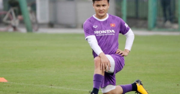 Quang Hải mệt mỏi trong buổi tập đầu tiên cùng đội tuyển Việt Nam Quang Hải mệt mỏi trong buổi tập đầu tiên cùng đội tuyển Việt Nam