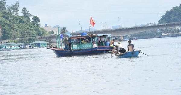 Quảng Ninh: Sà lan đâm thuyền mủng, 2 người thương vong