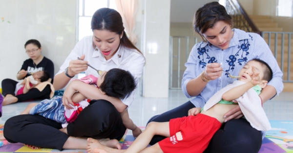 Nữ hoàng Sắc đẹp Mỹ La Tinh ngưỡng mộ khả năng dỗ em bé của Hoa hậu Phạm Hương khi đi từ thiện Nữ hoàng Sắc đẹp Mỹ La Tinh ngưỡng mộ khả năng dỗ em bé của Hoa hậu Phạm Hương khi đi từ thiện